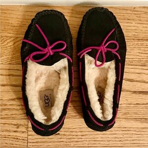 UGG Fuzzy Navy/Pink Suede Moccasin Slippers, Women’s Sz 6/Big Kids 4, Like New!